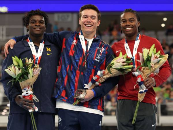 Para pemenang all-around, Fred Richard, Brody Malone dan Khoi Young berpose setelah Kejuaraan Senam Xfinity. (Foto: Reuters)