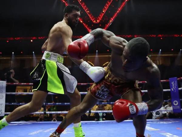 Hamzah Sheeraz menghentikan Austin Williams dengan serangkaian pukulan di awal ronde ke-11. (Foto: Matchroom Boxing)