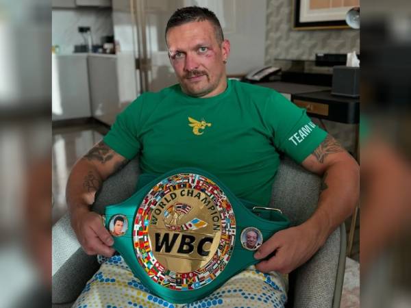 Oleksandr Usyk berpose dengan sabuk WBC yang direbutnya dari Tyson Fury. (Foto: Instagram)