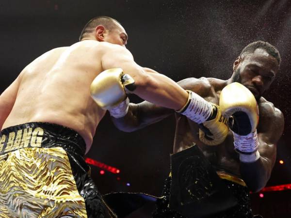 Zhilei Zhang (kiri) berhasil menumbangkan mantan juara dunia Deontay Wilder di ronde kelima. (Foto: Matchroom Boxing)