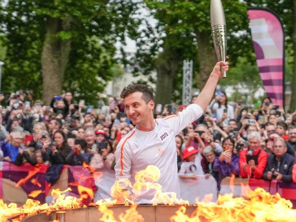 Thomas Jolly, Direktur Artistik untuk Upacara Pembukaan dan Penutupan Paris 2024, ikut serta dalam arak-arar obor Olimpiade. (Foto: AFP)