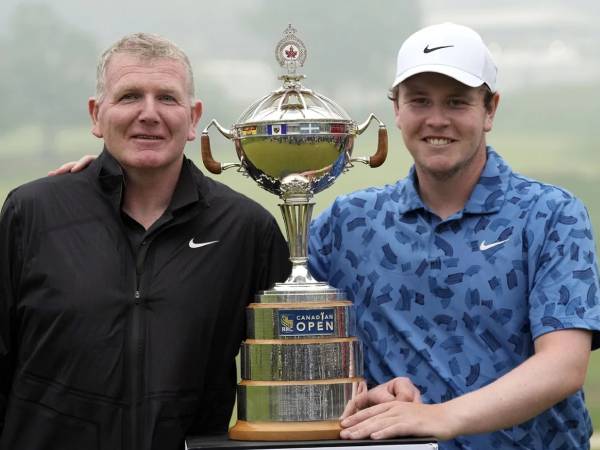 Robert MacIntyre berpose dengan trofi RBC Canadian Open bersama ayahnya. (Foto: Golf Digest)