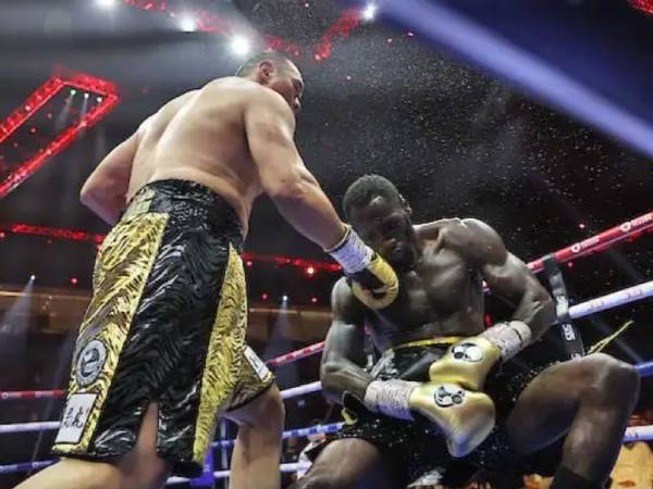 Zhilei Zhang menjatuhkan Deontay Wilder ke atas kanvas. (Foto: Matchroom Boxing)