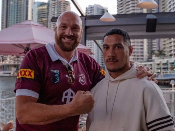 Jai Opetaia (kanan) dan Tyson Fury berfoto berrsama di Australia. (Foto: The Mirror)