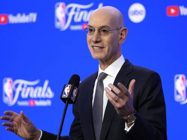 Komisaris NBA Adam Silver melakukan konferensi pers NBA Finals sebelum Game 1 antara Dallas Mavericks dan Boston Celtics. (Foto: Sporting News)