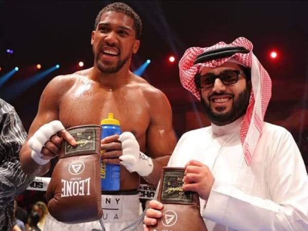 Anthony Joshua (kiri) bersama raja tinju Turki Alalshikh. (Foto: Ring TV)