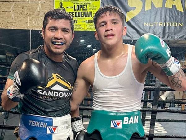 Bam Rodriguez (kanan) berfoto bersama Chocolatito Gonzalez usai melakukan sparring. (Foto: Ring TV)