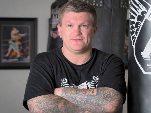 Ricky Hatton sekarang mengelola para petinju dan memberikan pidato motivasi. (Foto: Dailymail)