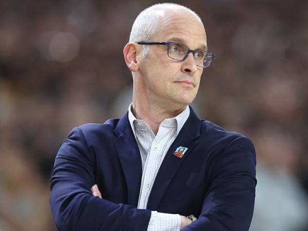 Keputusan Dan Hurley untuk tidak memanfaatkan tawaran Lakers untuk meningkatkan gajinya di UConn menunjukkan niat tulus dan kesiapannya untuk perannya saat ini. (Foto: AP)