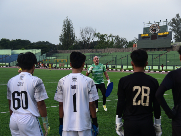 Luizinho Passos melakukan coaching clinic bagi kiper akademi Persib