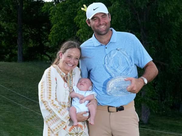 Scottie Scheffler merayakan kemenangannya di Memorial bersama istri Meredith dan anak pertama mereka, Bennett. (Foto: USA TODAY Sports)