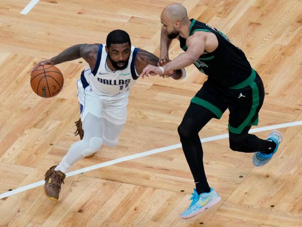 Bintang Mavericks Kyrie Irving (kiri) harus lebih efisien dan tenang, memanfaatkan penonton tuan rumah untuk mendapatkan kembali performanya. (Foto: AP)