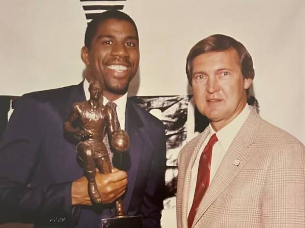 Magic Johnson (kiri) dan Jerry West. (Foto: Lakers Nation)