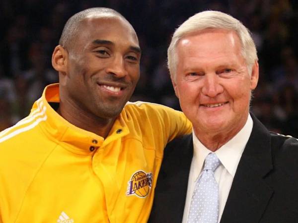 Kobe Bryant (kiri) dan Jerry West. (Foto: LA Times)