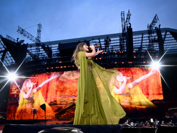 Jurgen Klopp Jadi Saksi Pertunjukan Megah Taylor Swift di Anfield