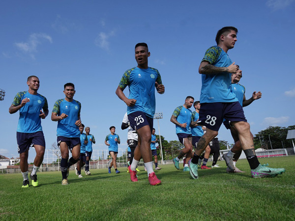 Latihan PSBS Biak di Pulau Bali