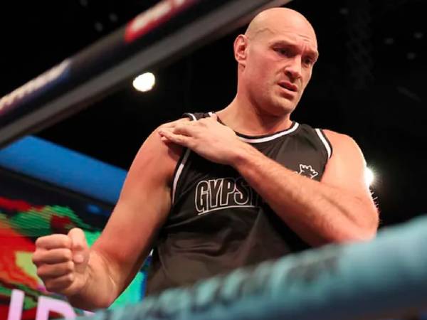 Tyson Fury langsung tampil di depan setelah insiden di pub tersebut, dengan mengunggah video dirinya di sasana dan memukul samsak ke media sosial. (Foto: Ring TV)