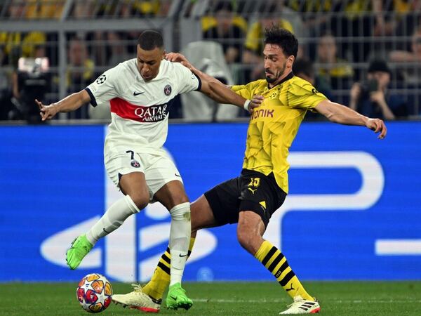 AS Roma dilaporkan mengincar tanda tangan Mats Hummels untuk dijadikan sebagai pengganti dari Chris Smalling musim panas ini / via Getty Images