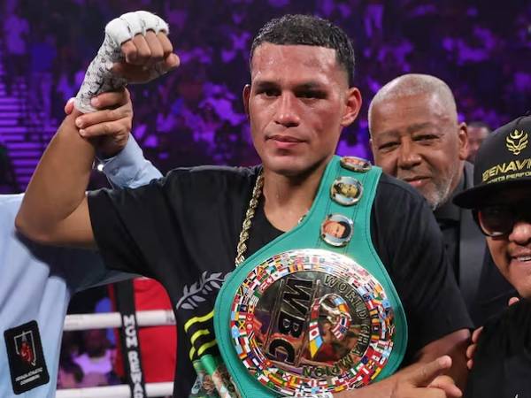 David Benavidez kini menjadi juara interim WBC di kelas 175 pound setelah sebelumnya juga menggenggam juara interim WBC 168 pound. (FotoL Ring TV)