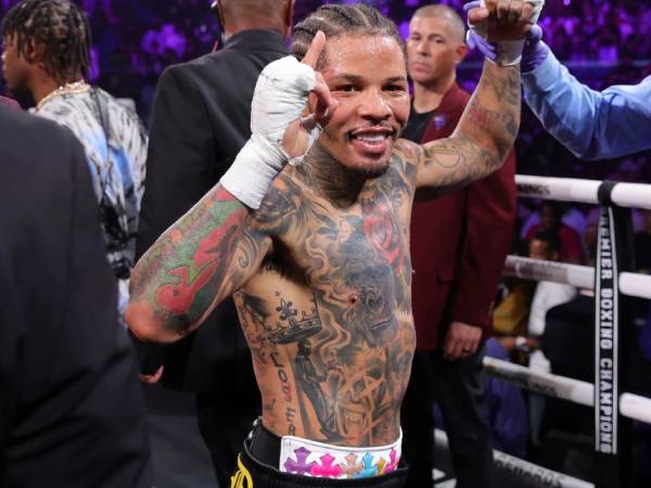 Gervonta Davis merayakan kemenangannya atas Frank Martin pada Sabtu (15/6). (Foto: Ring TV)