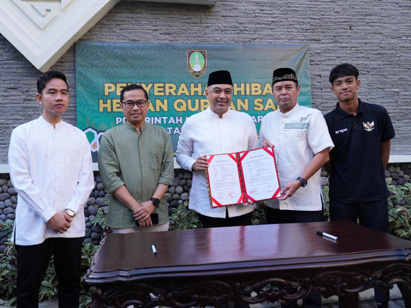 Penyerahan hewan kurban dari timnas Indonesia U-16 ke Wali Kota Solo