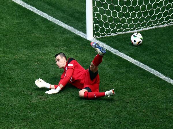 Andriy Lunin meminta maaf ke publik setelah melakukan blunder yang membuat Timnas Ukraina kalah telak 0-3 dari Rumania di laga perdana babak grup EURO 2024 / via SPORT