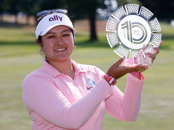 Lilia Vu berpose dengan trofi Meijer LPGA Classic. (Foto: Golf Digest)