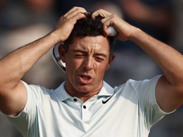 Rory McIlroy berteriak kesal setelah gagal melakukan putt krusial di putaran final US Open. (Foto: Golf Digest)