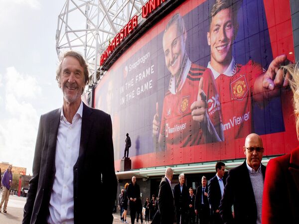 Pemilik anyar Manchester United yaitu Sir Jim Ratcliffe, berambisi untuk membangun skuat Setan Merah berisikan para pemain bintang layaknya Los Galacticos di Real Madrid / via Getty Images