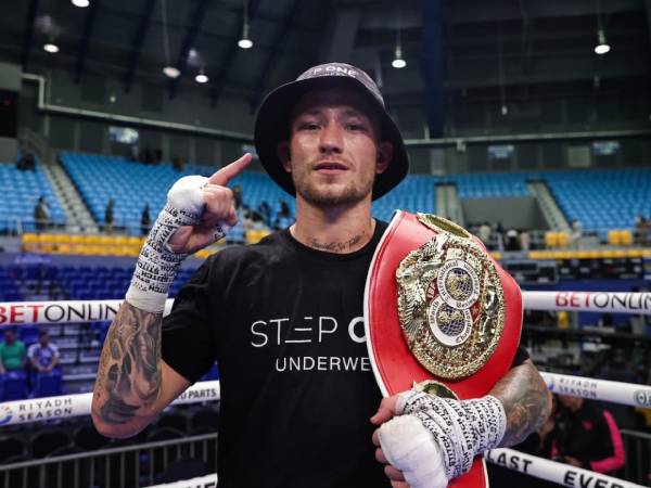 Liam Paro berpose dengan sabuk welter junior IBF usai mengalahkan juara bertahan Subriel Matias akhir pekan lalu. (Foto: Ring TV)