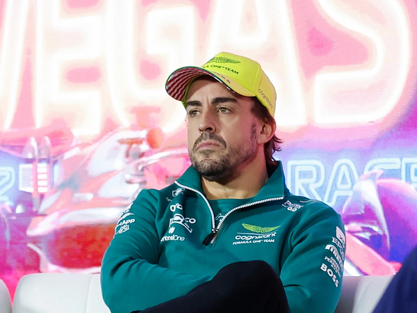 Fernando Alonso bungkam terkait rumor Aston Martin datangkan Adrian Newey.