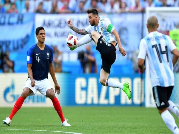 Raphael Varane berpotensi menjadi rekan satu tim dari Lionel Messi, menyusul ketertarikan Inter Miami kepada mantan bek Manchester United tersebut / via Getty Images