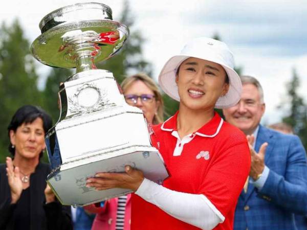 Amy Yang berpose dengan trofi KPMG Women's PGA Championship. (Foto: Golf Digest)