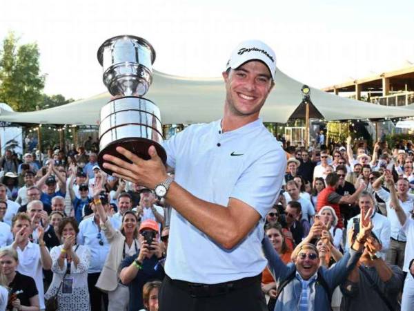 Guido Migliozzi mengangkat trofi KLM Open. (Foto: Golf Digest)