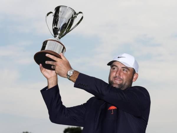 Scottie Scheffler berpose dengan trofi Travelers Championship. (Foto: Golf Digest)