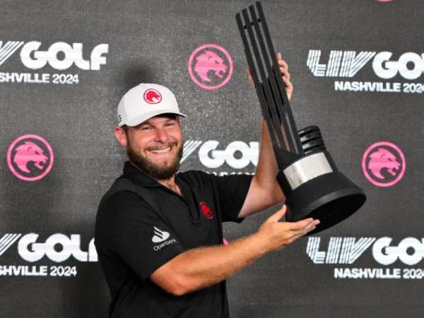 Tyrrell Hatton berpose dengan trofi LIV Golf Nashville. (Foto: Golf Digest)