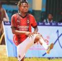 Viral Samuel Chukwueze Main Sepakbola di Lapangan Penuh Debu