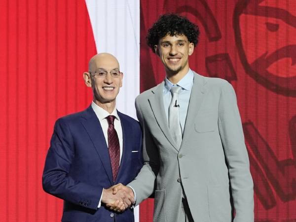 Zaccharie Risacher (kanan) berpose dengan Komisioner NBA Adam Silver setelah pengumuman draft. (Foto: AP)