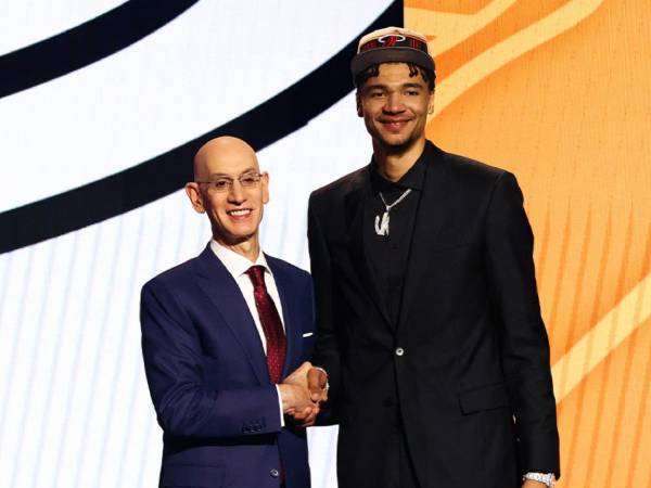 Kel’el Ware (kanan) berpose dengan Komisioner NBA Adam Silver setelah pengumuman draft. (Foto: AP)
