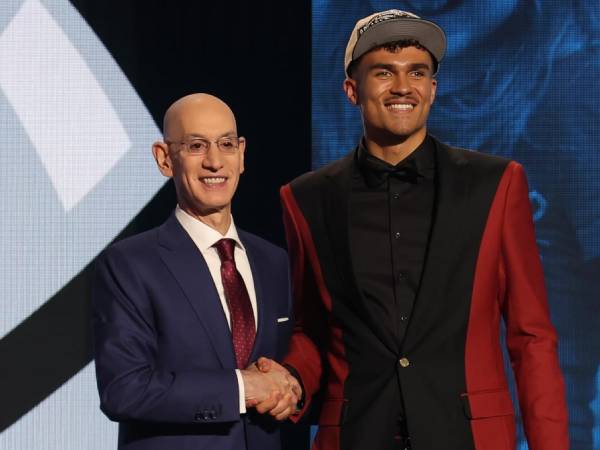 Tristan Da Silva (kanan) berpose dengan Komisioner NBA Adam Silver setelah pengumuman draft. (Foto: AP)