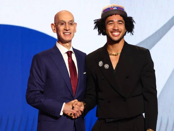 Jared McCain (kanan) berpose dengan Komisioner NBA Adam Silver setelah pengumuman draft. (Foto: AP)