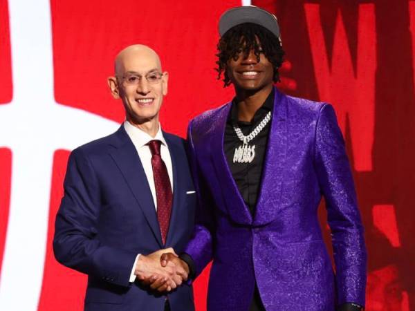 Ja'Kobe Walter (kanan) berpose dengan Komisioner NBA Adam Silver setelah pengumuman draft. (Foto: AP)