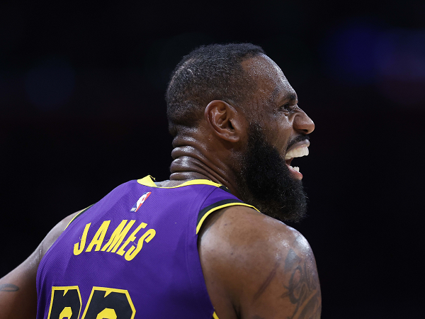 LeBron James pilih untuk tidak mengambil hak opsi pemainnya bersama Lakers.