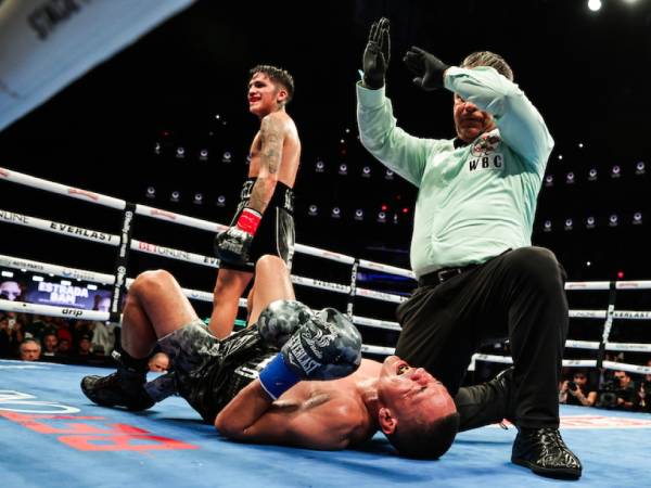 Bam Rodriguez (kiri) merayakan kemenangan setelah meng-KO Juan Francisco Estrada. (Foto: Ring TV)
