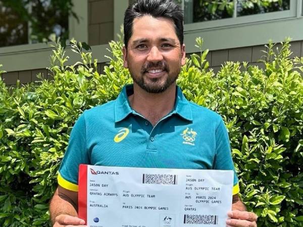 Jason Day memegang tiket raksasa dari Maskapai Qantas sebagai pertanda bergabung dengan Kontingen Australia ke Olimpiade Paris. (Foto: Instagram)