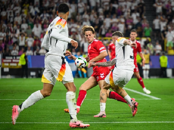 Jerman mendapat hadiah penalti setelah bek Denmark, Joachim Andersen, menyentuh bola dengan tangannya