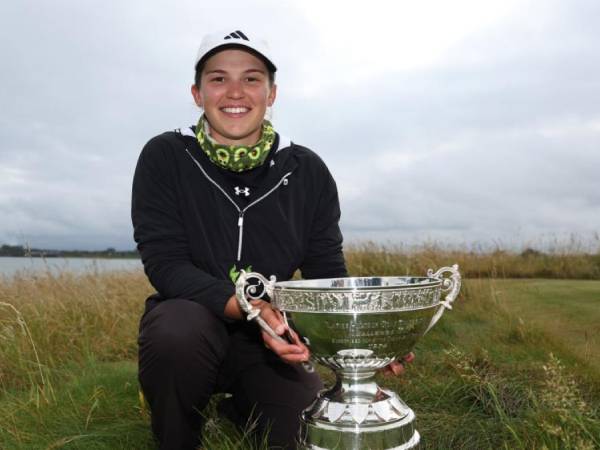 Melanie Green berpose dengan trofi Women's British Amateur. (Foto: Golf Digest)