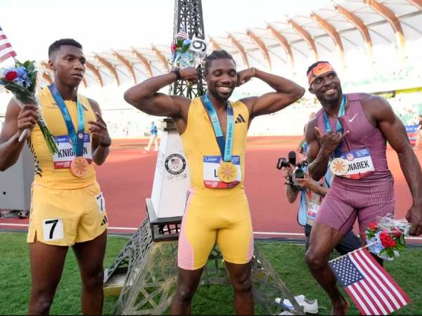 Noah Lyles (tengah), Kenny Bednarek dan Erriyon Knighton berpose setelah lari 200 meter putra di seleksi atletik Olimpiade AS. (Foto: AP)