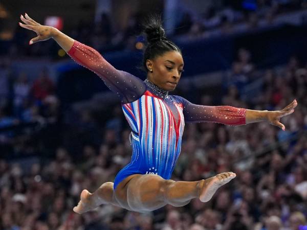 Simone Biles beraksi dalam salah satu rutinitasnya di seleksi Olimpiade AS. (Foto: AP)