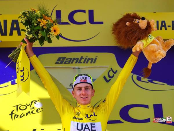Tadej Pogacar merayakan suksesnya merebut jersey kuning sebagai pemimpin klasemen di Etape 2 Tour de France. (Foto: AFP)
